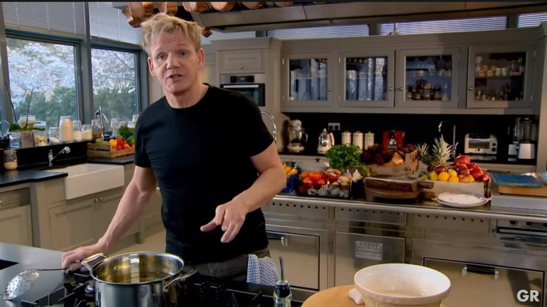  Gordonas Ramsay gamina maistą savo vaizdo įraše