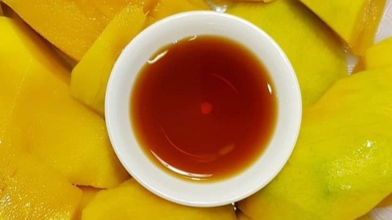 Fish sauce surrounded by mango slices