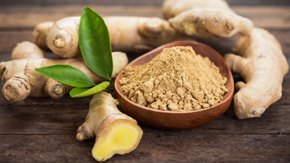 fresh ginger with ground ginger powder