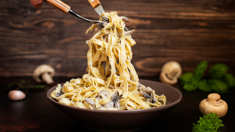 Creamy fettuccini alfredo with mushrooms