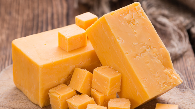 Big and small cubes of cheddar cheese