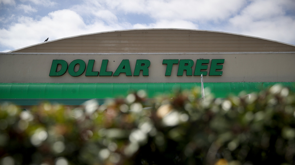 Dollar Tree exterior sign