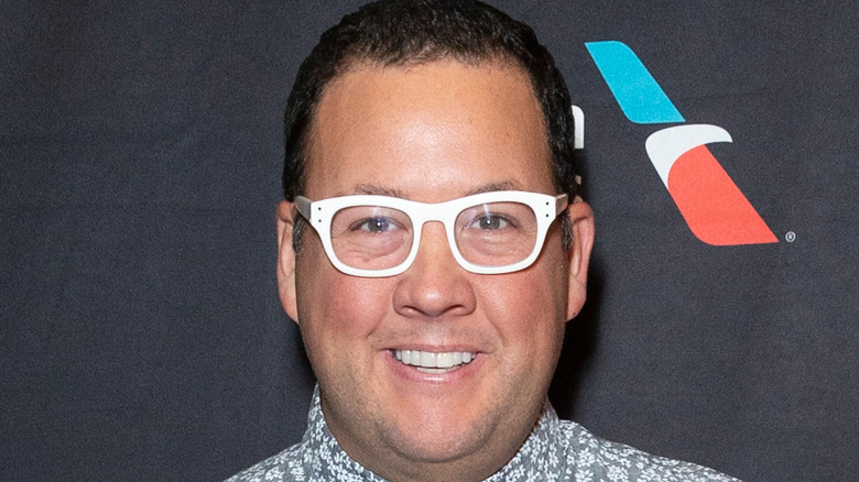 Graham Elliot smiling at red carpet event