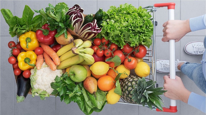 Produce in a grocery cart