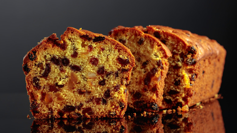 sliced fruitcake