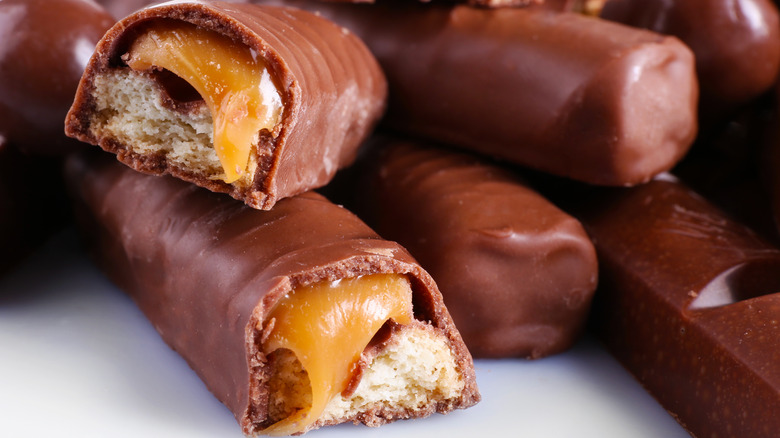 Caramel and biscuit chocolate bars