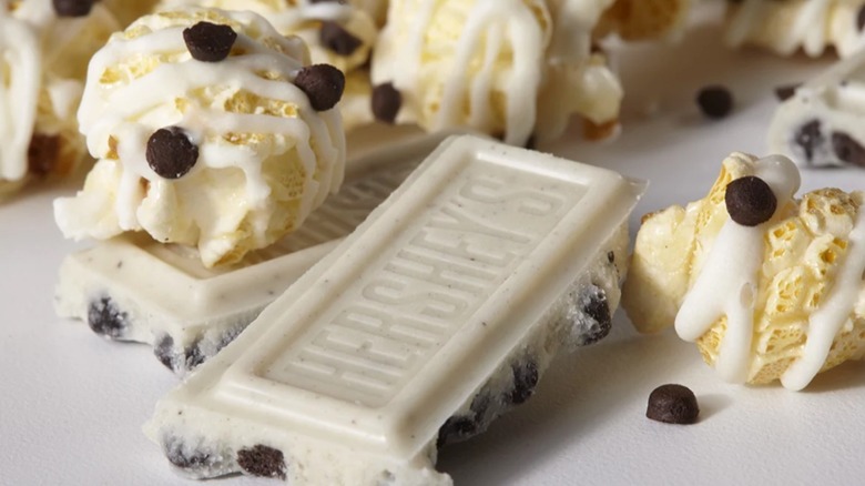 Hershey's Cookies 'n' Creme Drizzled Popcorn