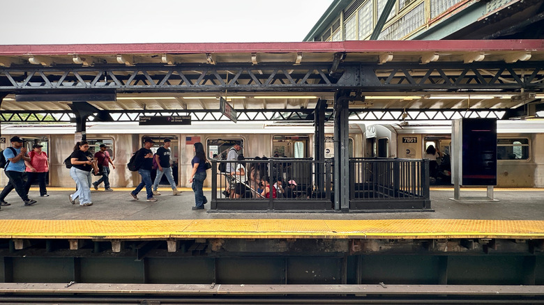 7 train platform in Jackson Heights, Queens