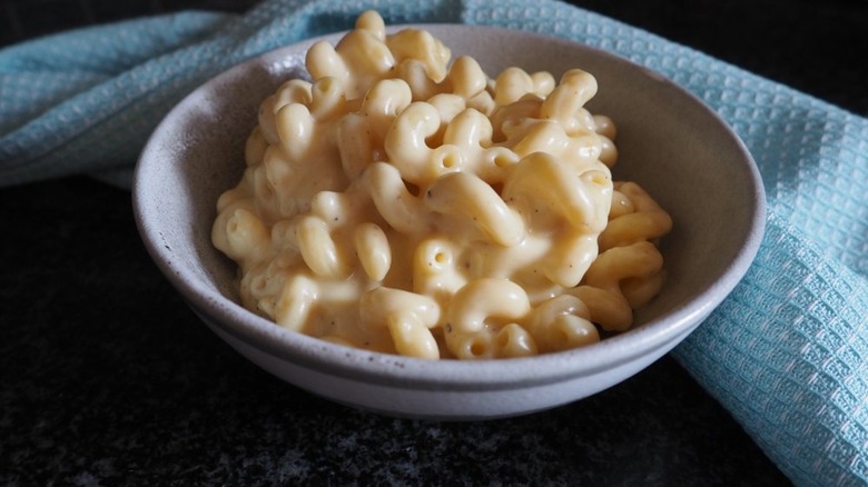 macaroni and cheese in bowl