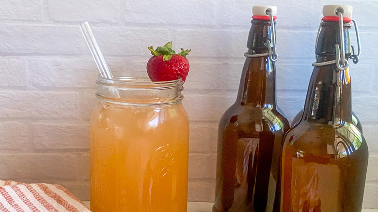 kombucha en verre avec des fraises