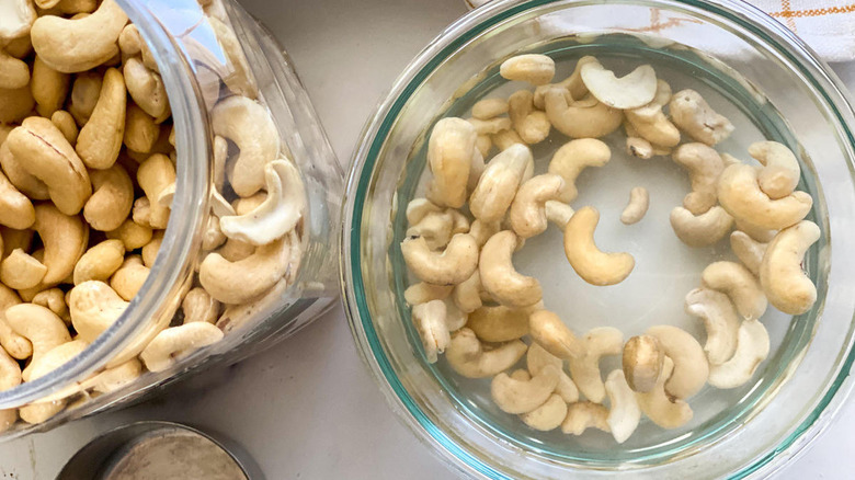 cashewnoten geweekt in water