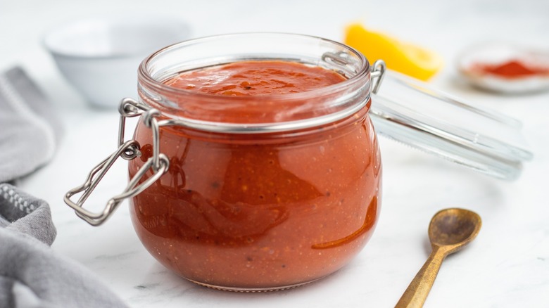 honey bbq sauce in a jar