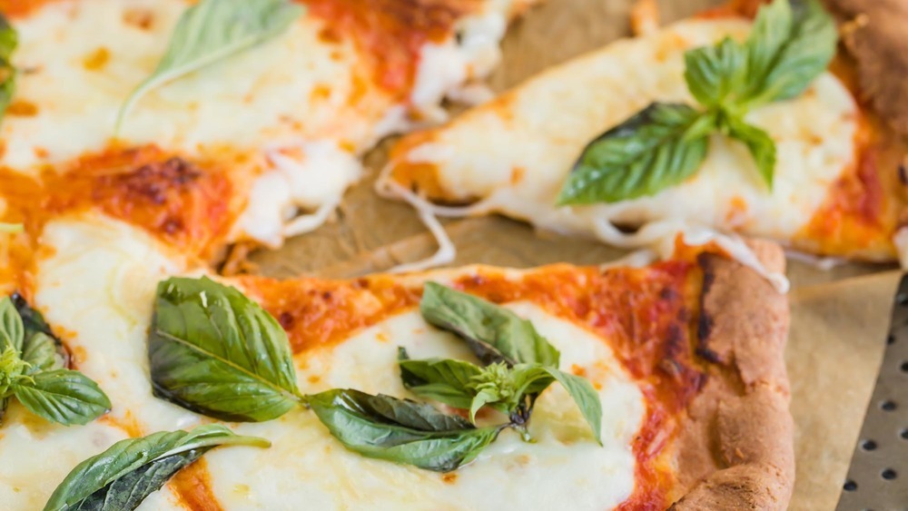 keto Pizza Margherita con basilico fresco