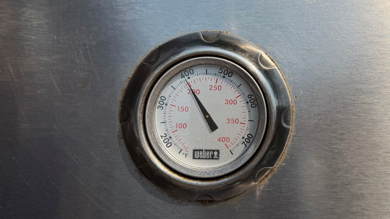 Grill temperature gauge reading 400 F