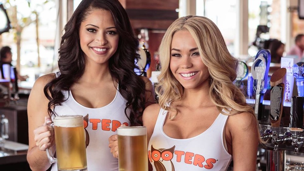 The Real Reason Hooters Is Disappearing Across The Country 2022