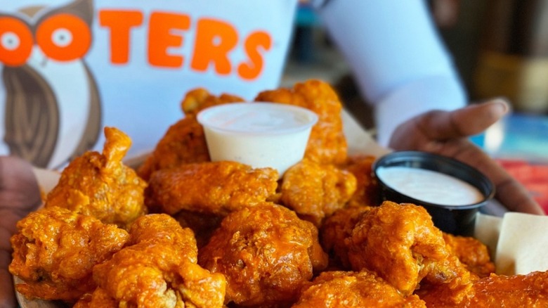 Hooters chicken wings