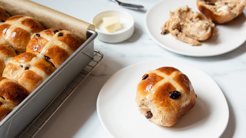 Hot cross buns in pan and on plate