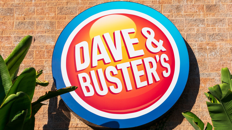 A Dave & Buster's sign