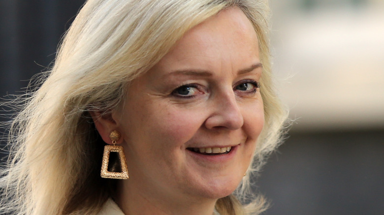 liz truss resigning