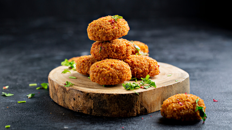 Deep-fried falafel balls 