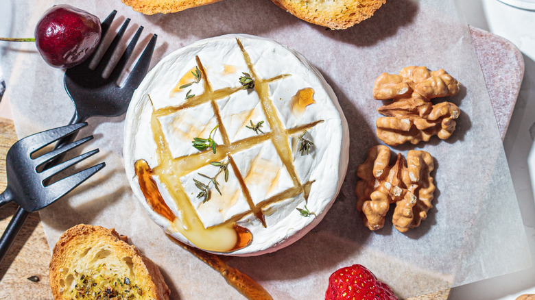 Baked brie with fruit and nuts