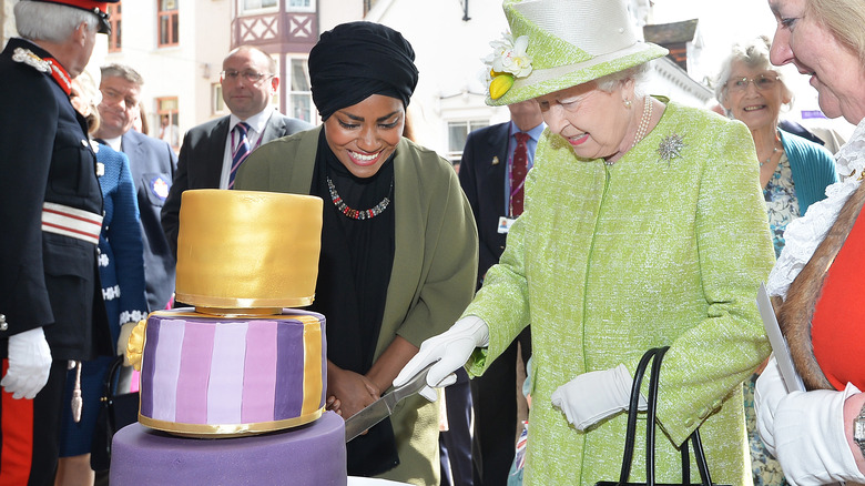 queen elizabeth cuts cake made by nadiya hussain