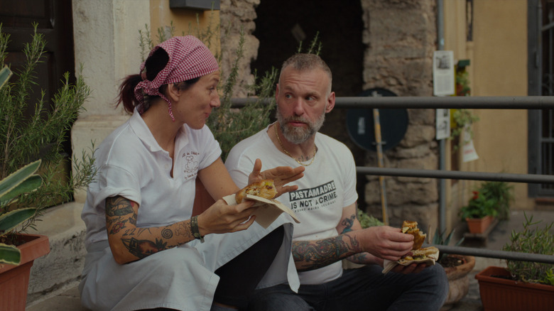 Gabriele Bonci eating pizza on steps