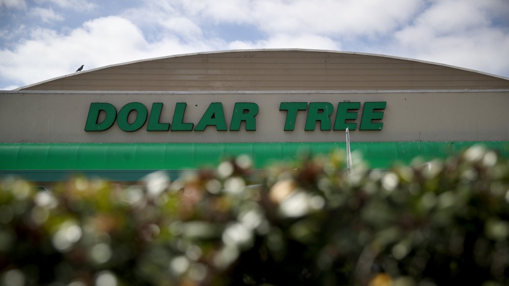 Dollar Tree sign