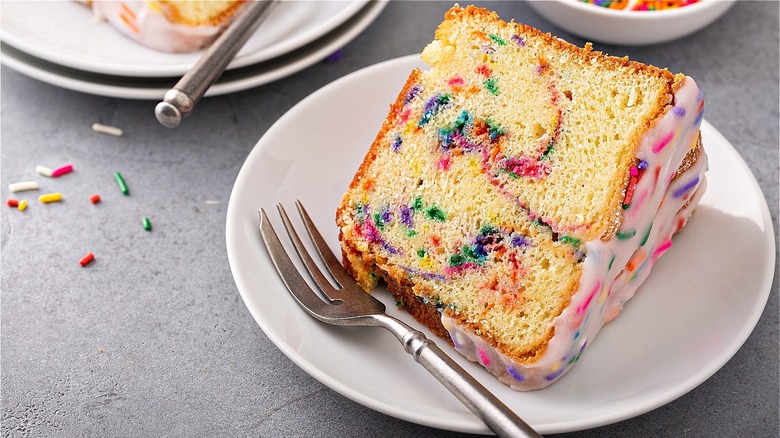 funfetti cake with sprinkles