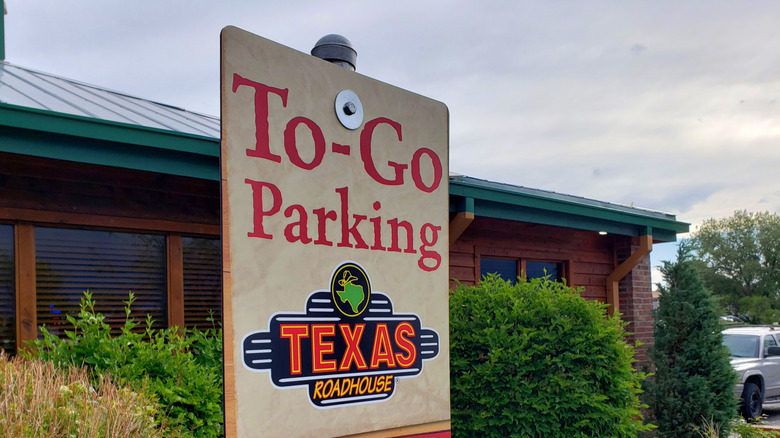 Sign for Texas Roadhouse to-go parking