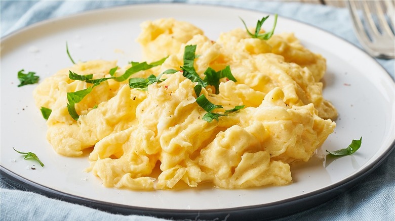 Scrambled eggs on plate