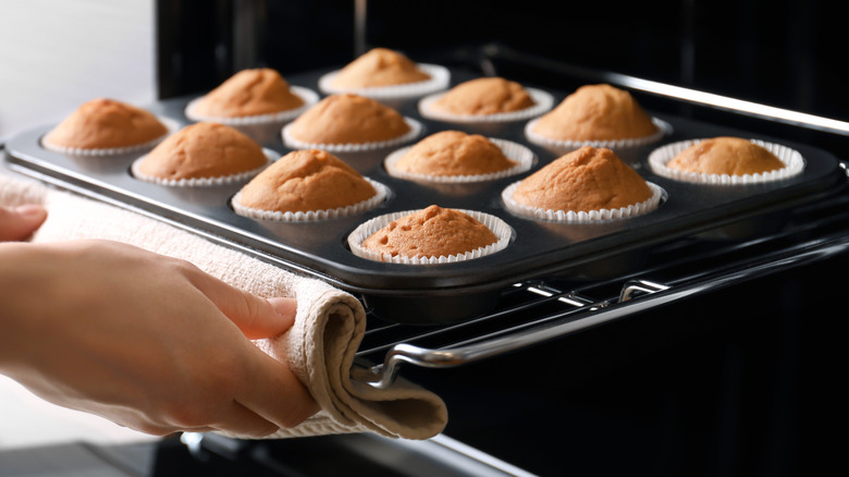 Baking muffins in oven tray