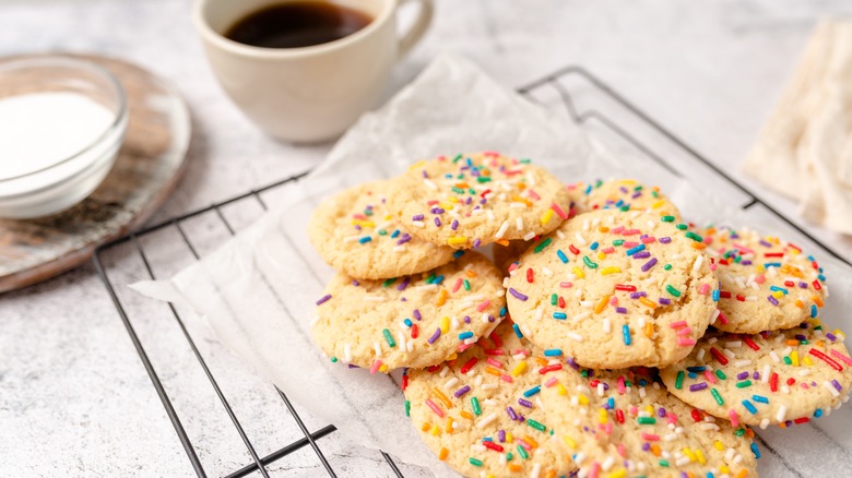 https://www.mashed.com/img/gallery/how-long-should-you-keep-your-cookies-cooling-on-the-sheet/intro-1674753221.jpg