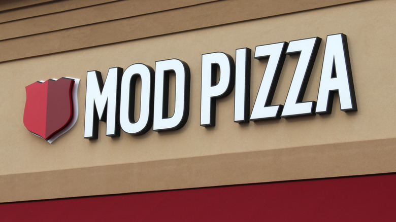 Mod Pizza storefront sign