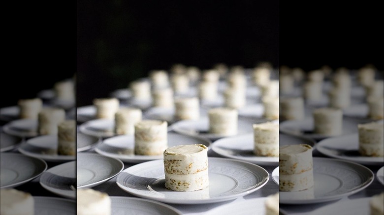 90 mini wedding cakes