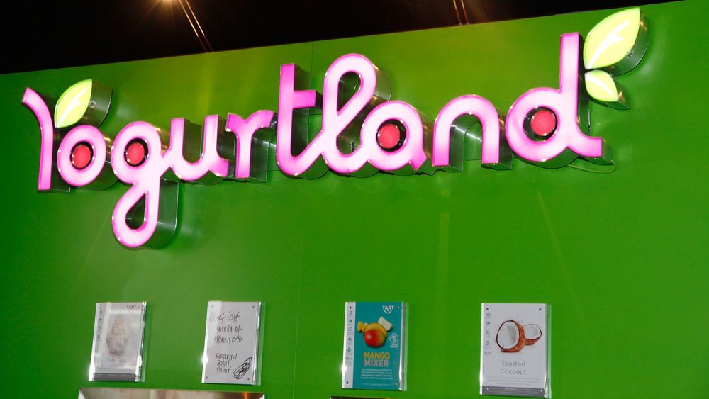 A photo of the logo, Yogurtland