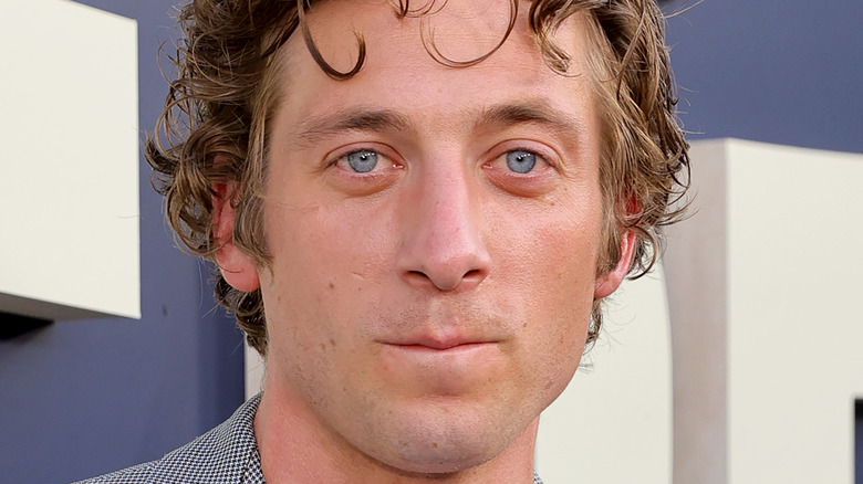 jeremy allen white plays carmy on the bear smiles