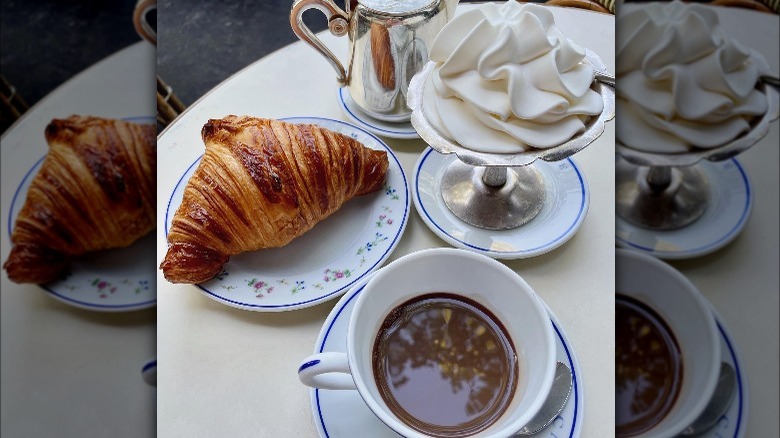 Chocolat chaud with croissant