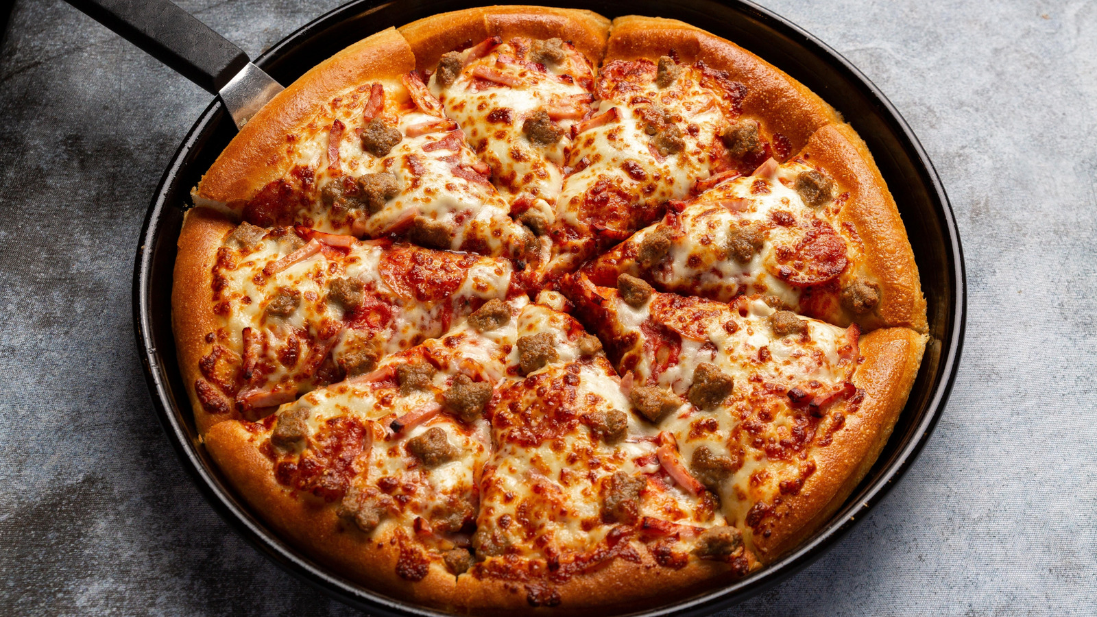 <a href="https://www.mashed.com/2124994/how-pizza-hut-has-gone-downhill/" target="_blank">The Once-Beloved Pizza Chain That’s A Shell Of Its Former Self</a>