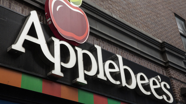 white applebee's restaurant sign on brick building