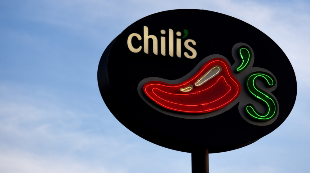 Chili's restaurant sign