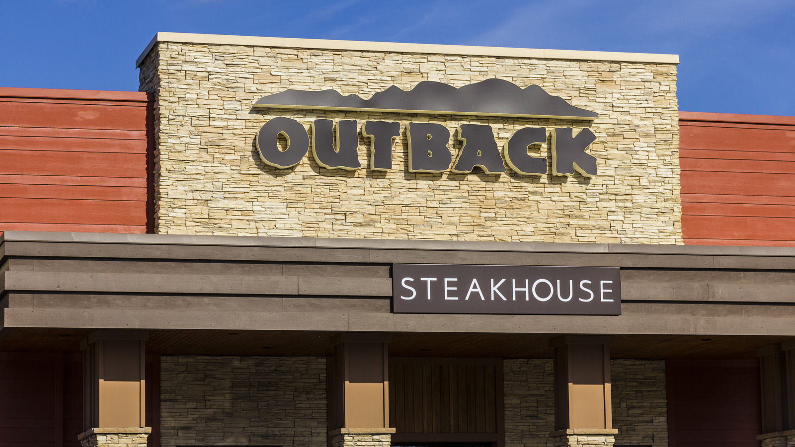 how-rich-is-the-outback-steakhouse-ceo-and-what-s-the-average-pay-of-its-employees