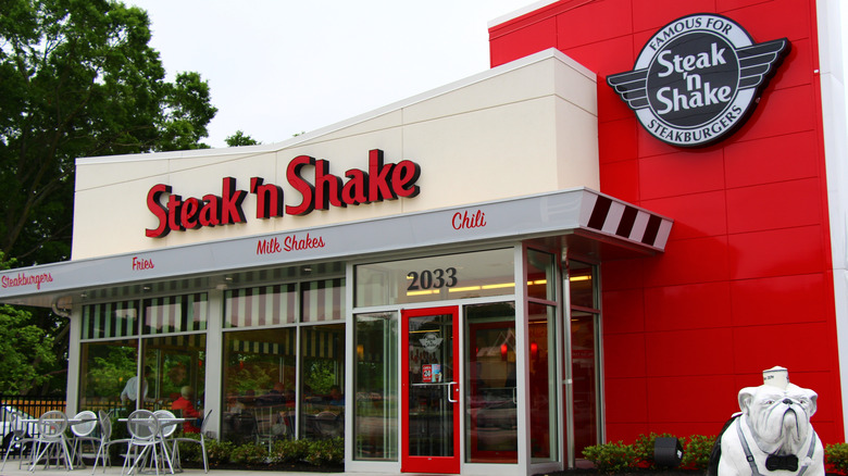 Steak 'N Shake restaurant front 