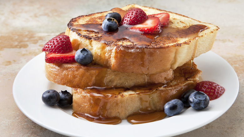 French toast with berries