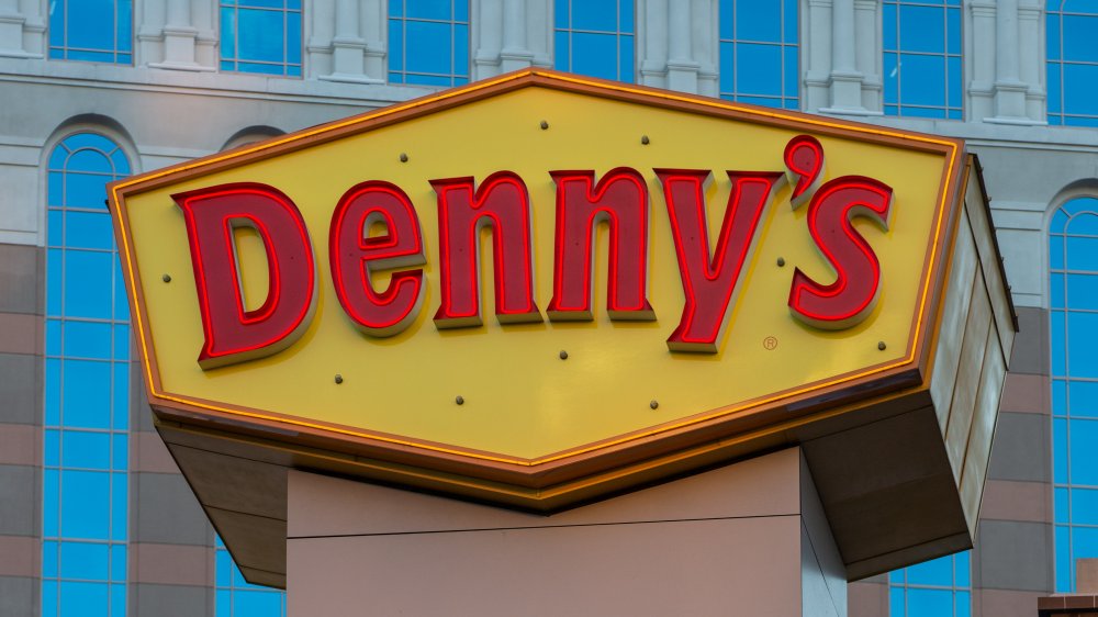 Denny's sign