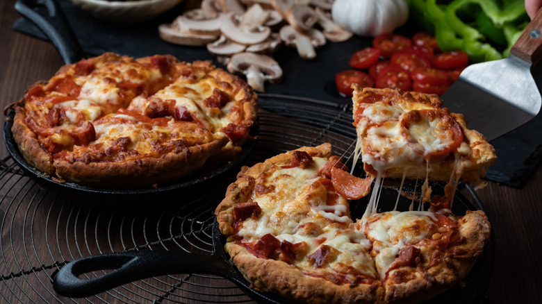 Deep dish pan pizza