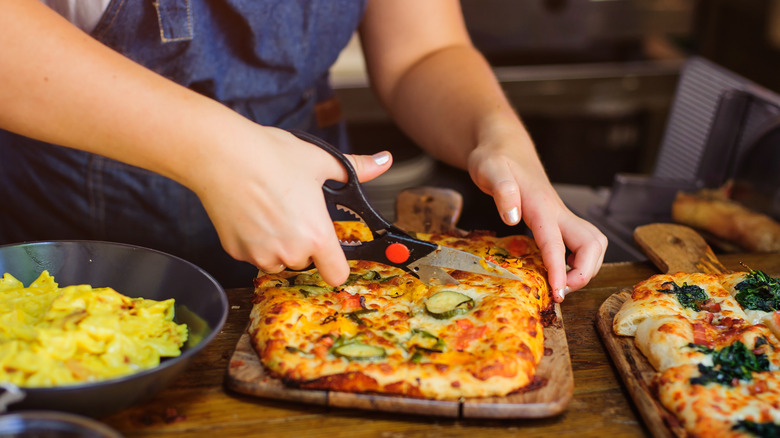 Cutting pizza