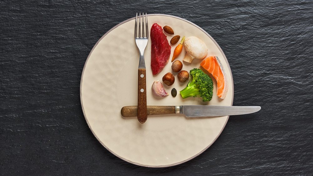 Food on a clock face to visualize fasting
