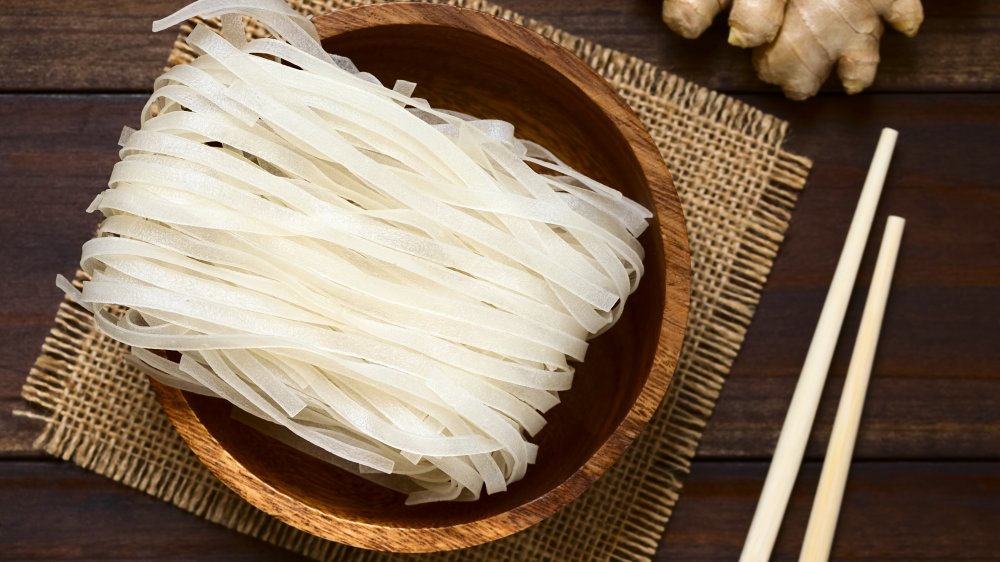 Dry rice noodles