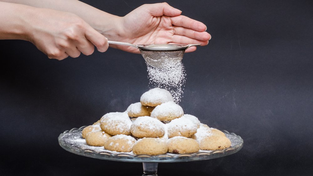 Powdered sugar on cookies